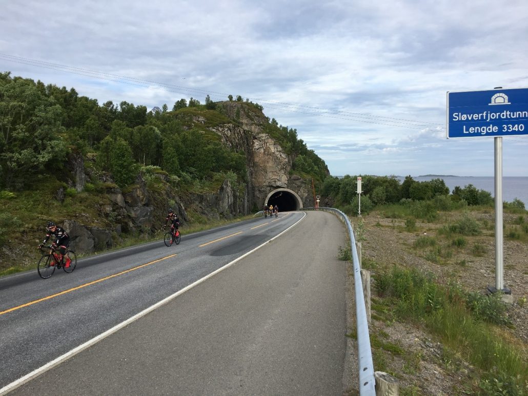 Tunnel med 8% oppstigning fra 112 meter under havet sprer feltet. 
